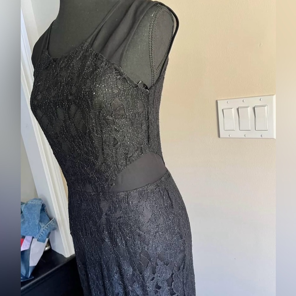 Elegant Black Lace Evening Dress - Picture 5 of 7